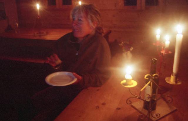 Goléon p01-04.jpg - A LA BOUGIE. Point d'électricité encore au refuge. Je cherche stupidement le bouton de l'interrupteur à chaque fois que je franchis une porte. Combien de temps pour perdre nos reflexes ? Quelques bougeoirs colorés s'allument le soir, on finit le repas à l'ancienne, à la lueur de la chandelle.Copyright PiR.